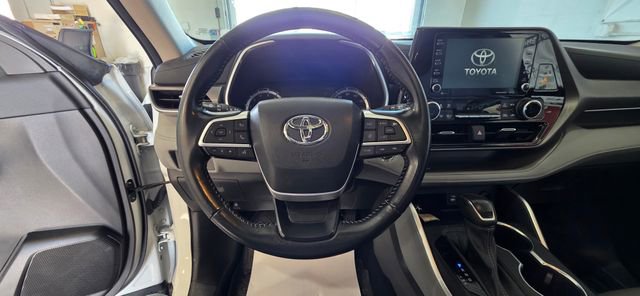 Used 2022 Toyota Highlander XLE image 16