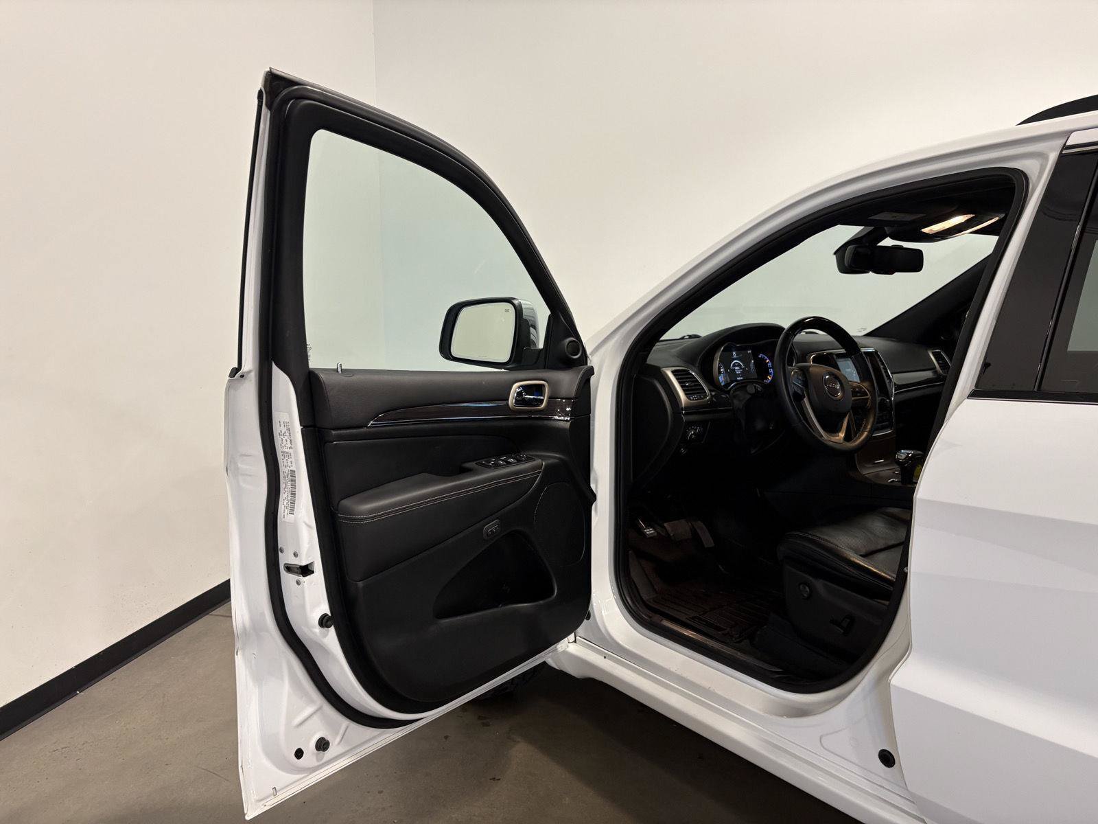 Used 2015 Jeep Grand Cherokee Overland AWD/4WD image 12