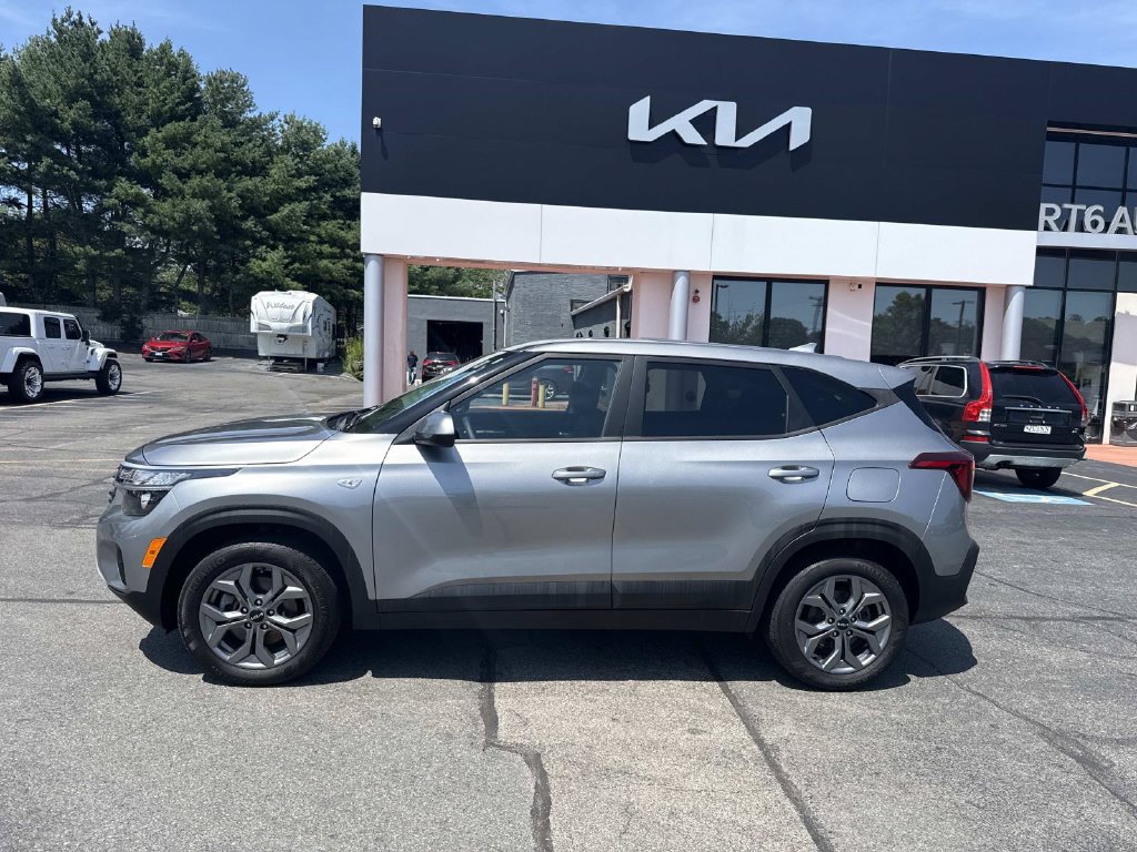 Used 2024 Kia Seltos LX AWD/4WD image 2