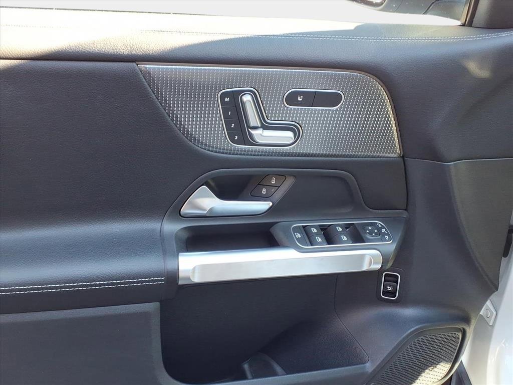 Used 2023 Mercedes-Benz GLB 250 image 6