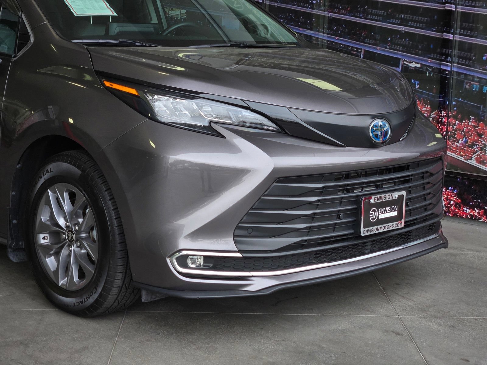 Certified 2021 Toyota Sienna XLE w/ XLE Plus Package AWD/4WD image 2