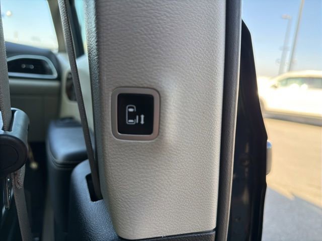 Used 2023 Chrysler Pacifica Limited image 18