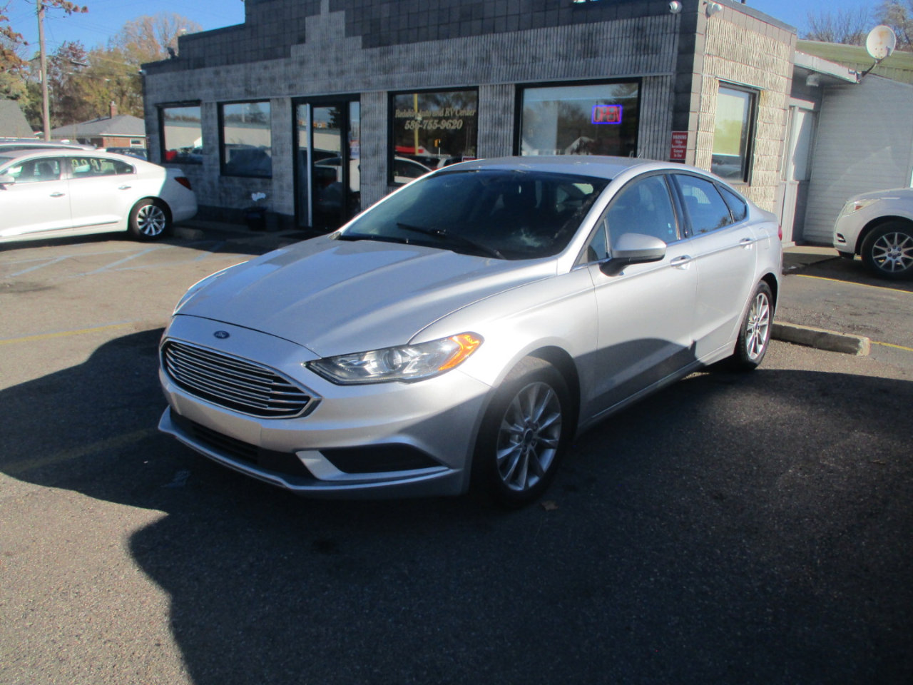 Used 2017 Ford Fusion SE w/ Fusion SE Technology Package image 3