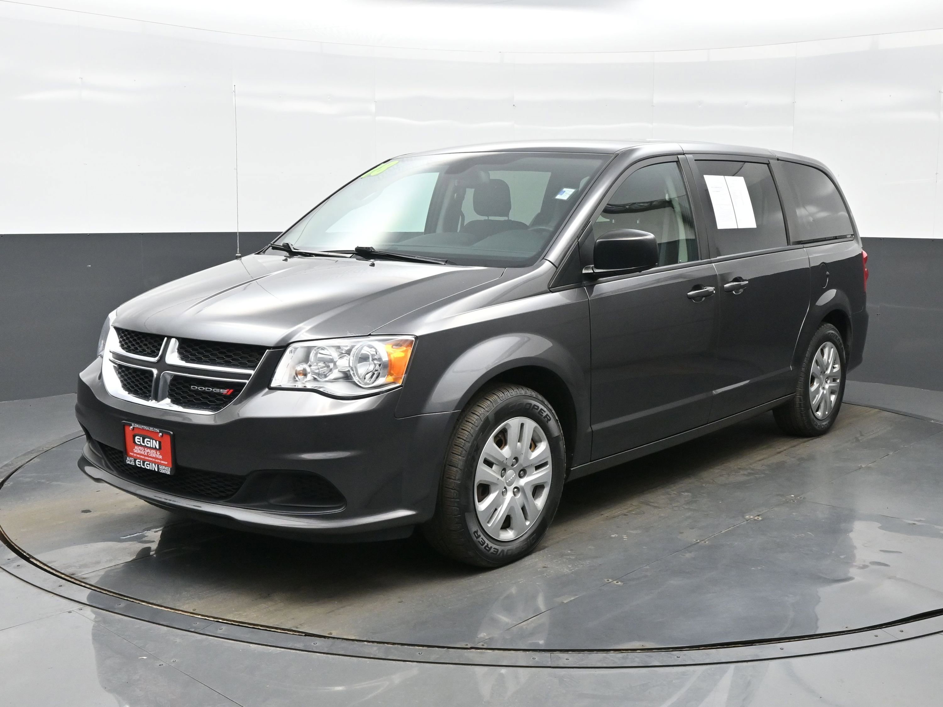 Used 2018 Dodge Grand Caravan SE w/ UConnect Hands-Free Group image 2