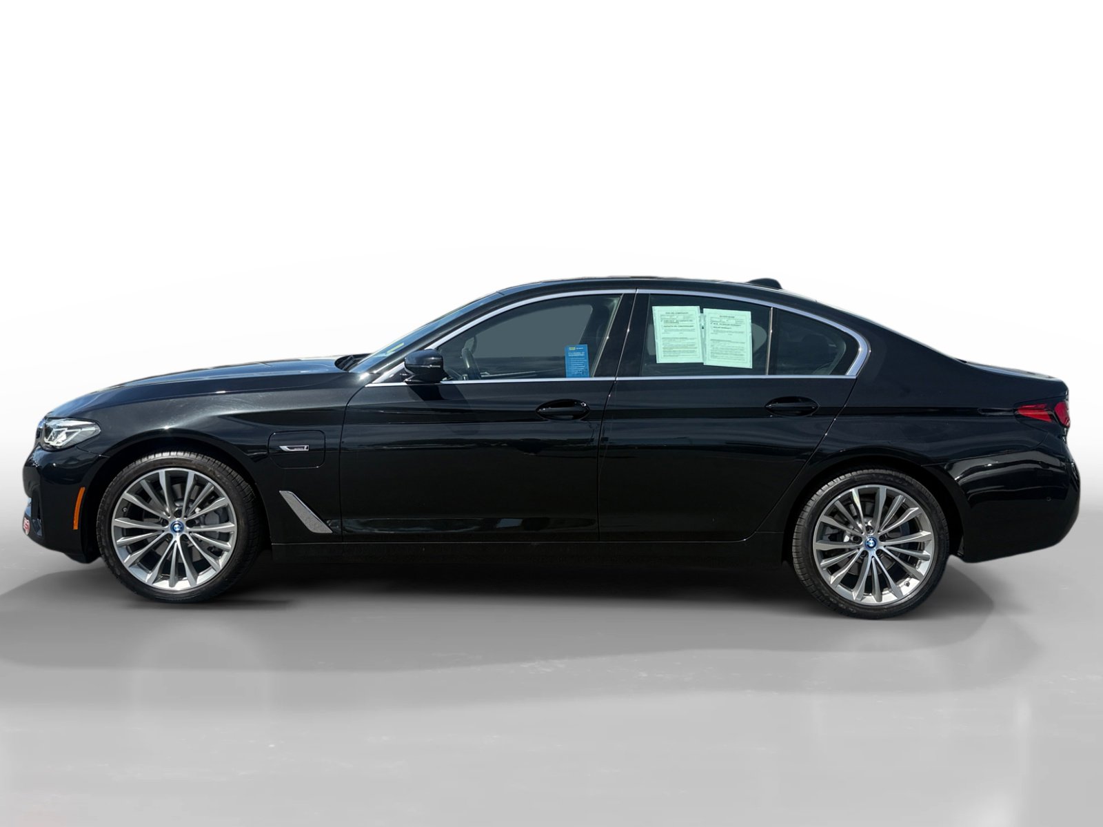 Used 2023 BMW 530e w/ Premium Package image 2