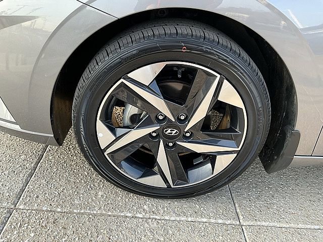 Used 2023 Hyundai Elantra SEL w/ Convenience Package image 13