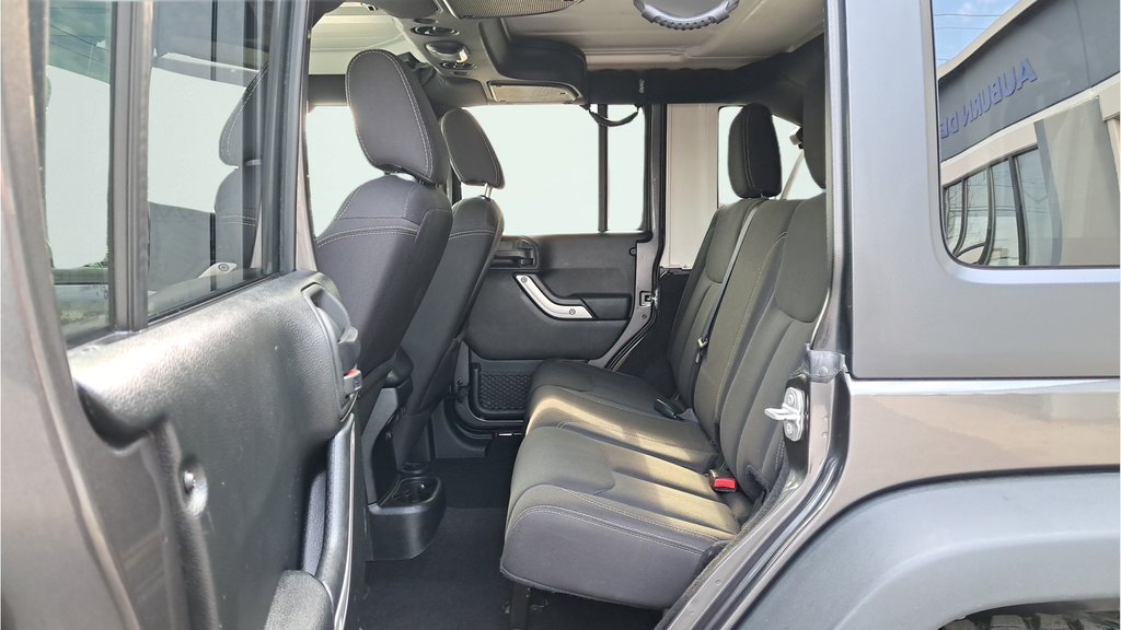 Used 2017 Jeep Wrangler Unlimited Rubicon w/ Connectivity Group AWD/4WD image 10