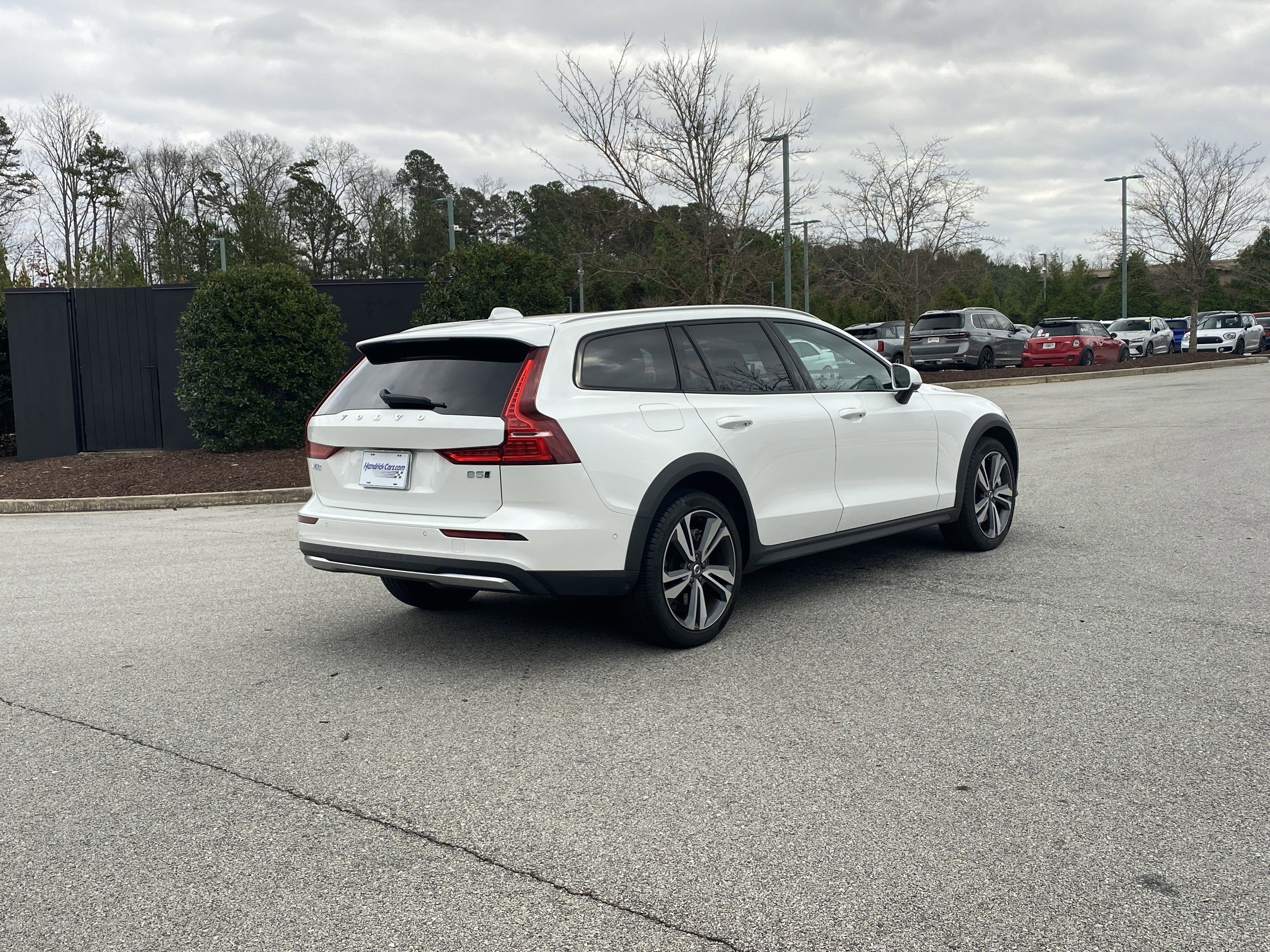 Used 2025 Volvo V60 B5 Cross Country Plus image 3