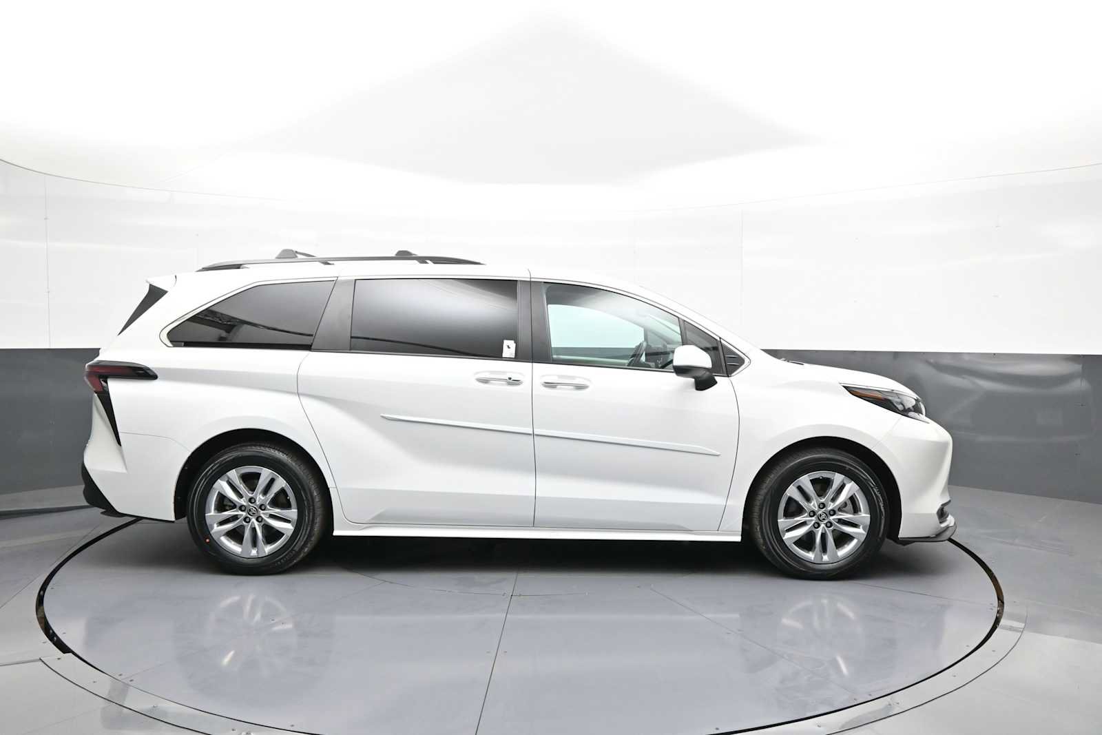 Used 2024 Toyota Sienna XLE w/ XLE Plus Package AWD/4WD image 5