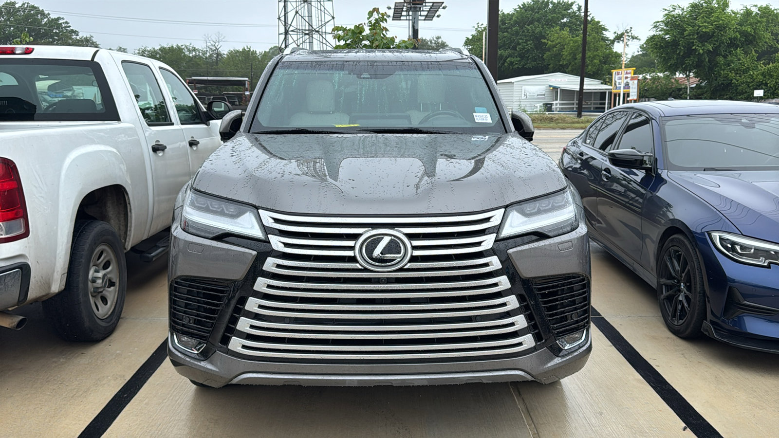 Used 2024 Lexus LX 600 4WD w/ Luxury Package image 2