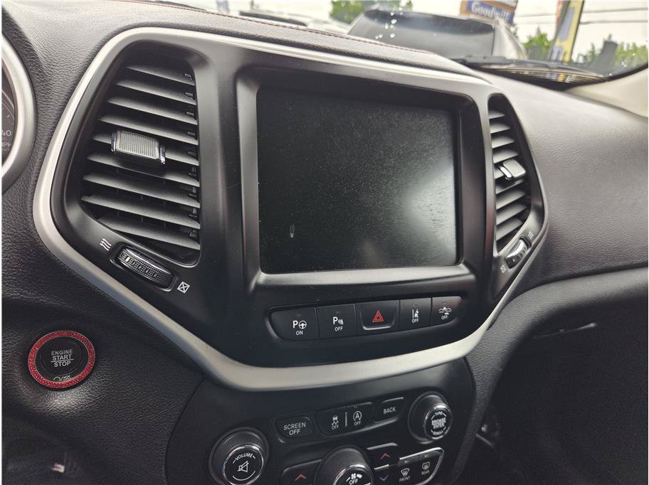 Used 2018 Jeep Cherokee Trailhawk AWD/4WD image 17