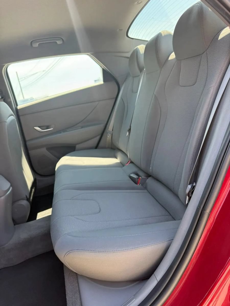 Used 2023 Hyundai Elantra SE FWD image 11