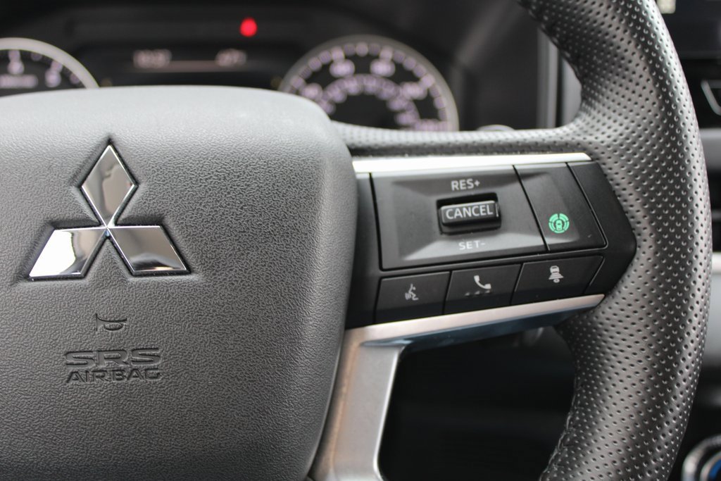 Used 2025 Mitsubishi Outlander SE image 12