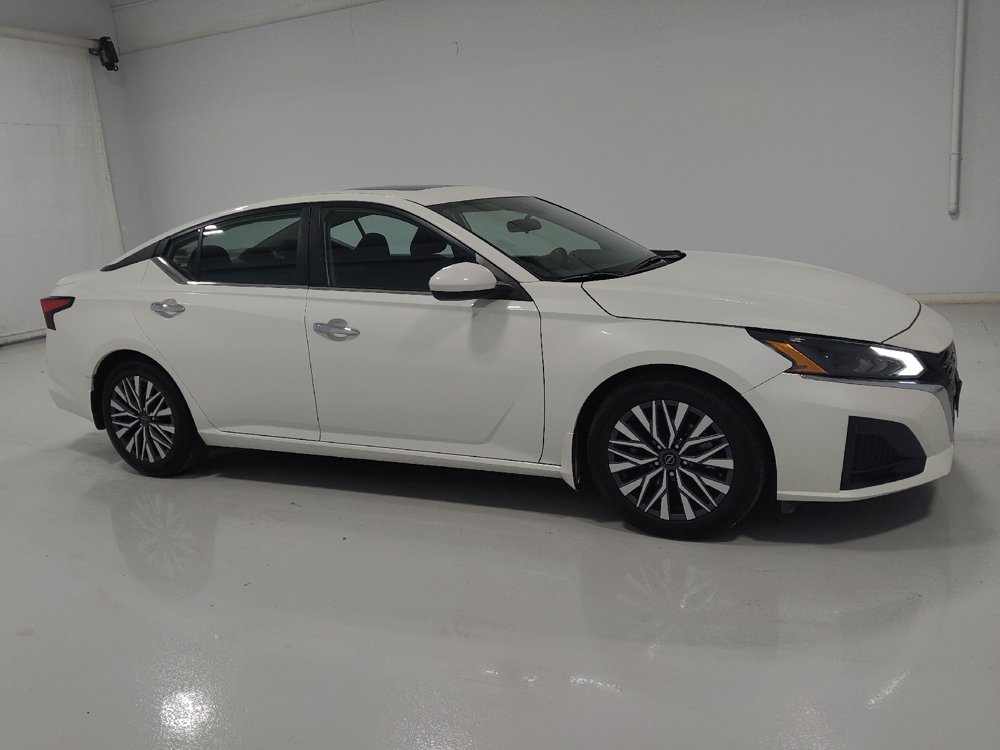 Used 2023 Nissan Altima 2.5 SV w/ SV Premium Package FWD image 11