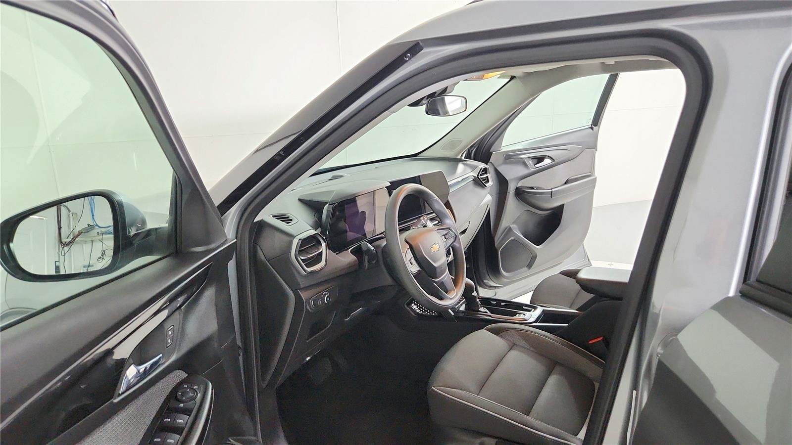 Used 2025 Chevrolet TrailBlazer LT FWD image 9