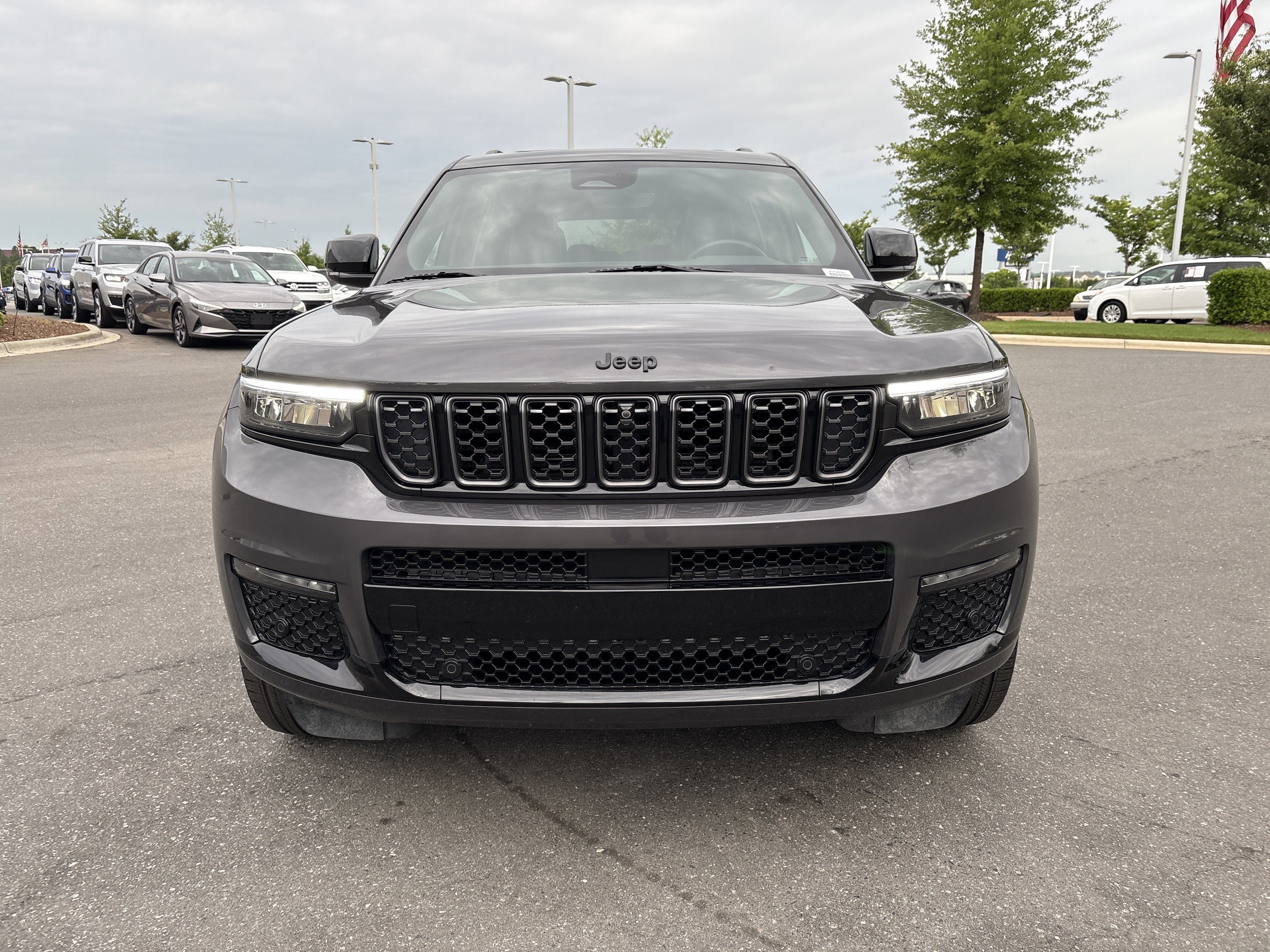 Used 2023 Jeep Grand Cherokee L Summit AWD/4WD image 3