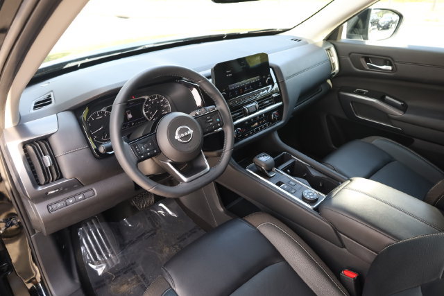 Used 2024 Nissan Pathfinder SL AWD/4WD image 12