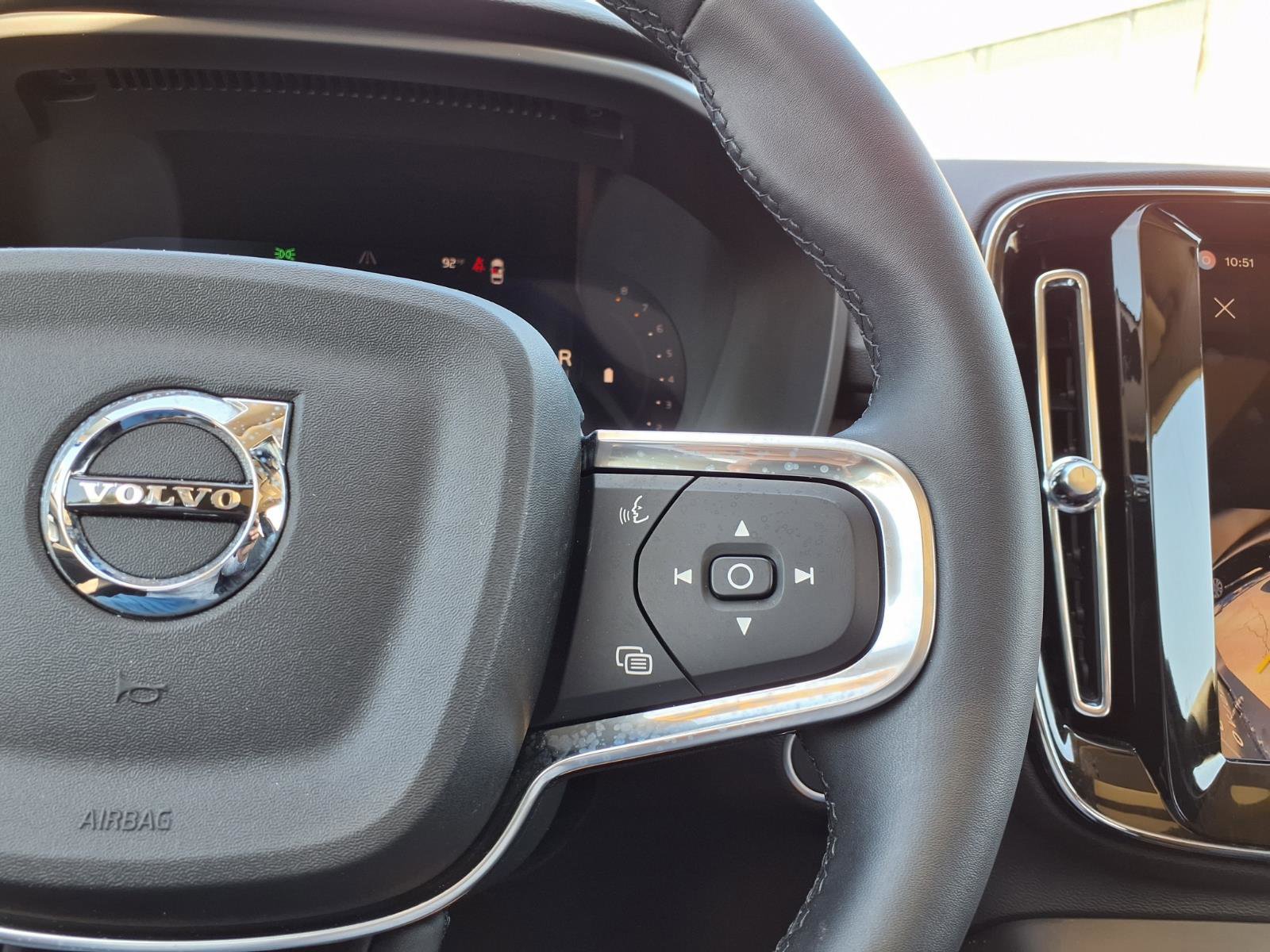 Certified 2025 Volvo XC40 B5 Core AWD/4WD image 30