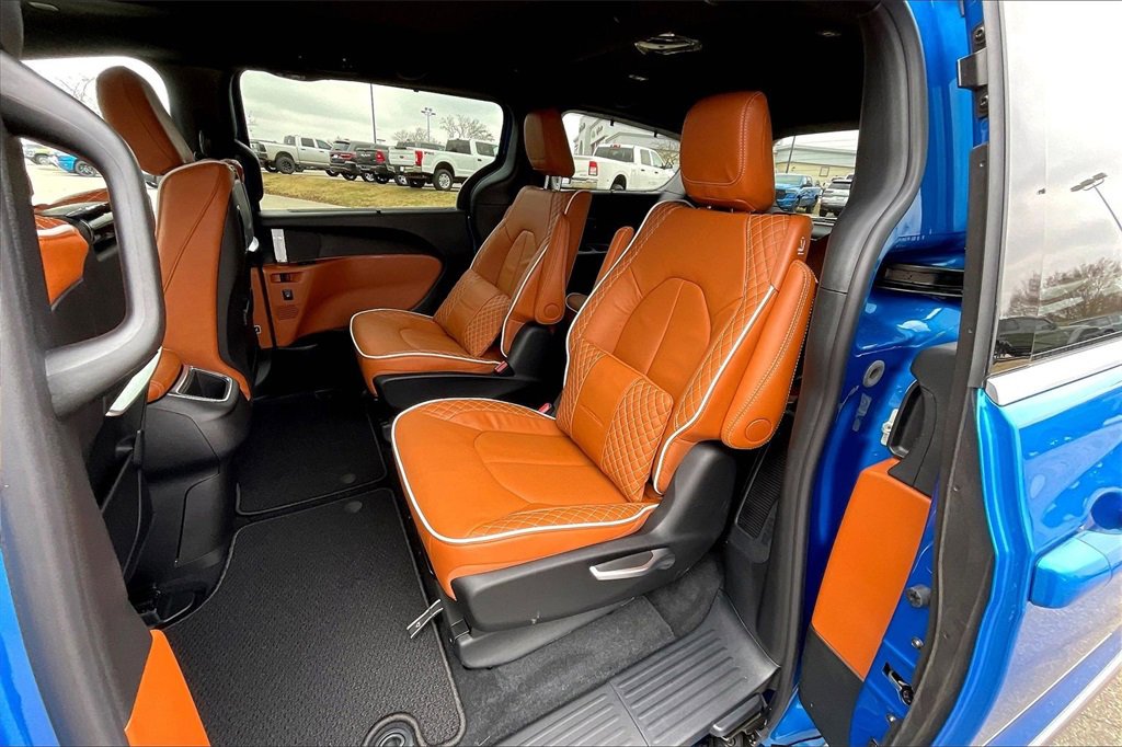 New 2026 Chrysler Pacifica Pinnacle w/ Trailer Tow Group image 10