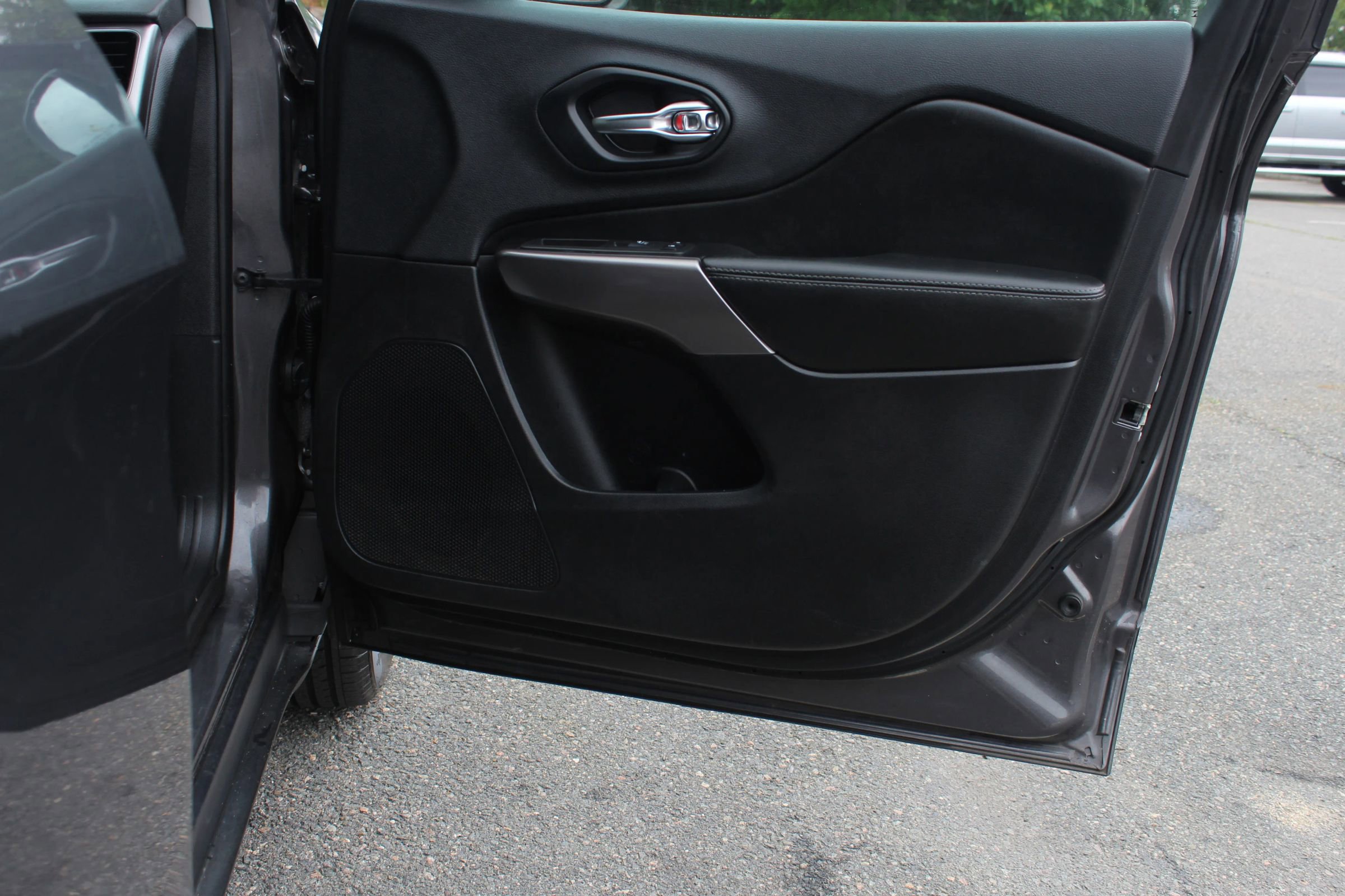 Used 2019 Jeep Cherokee Limited image 18