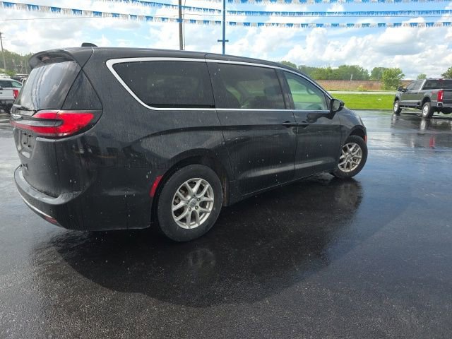 Used 2023 Chrysler Pacifica Touring-L FWD image 5