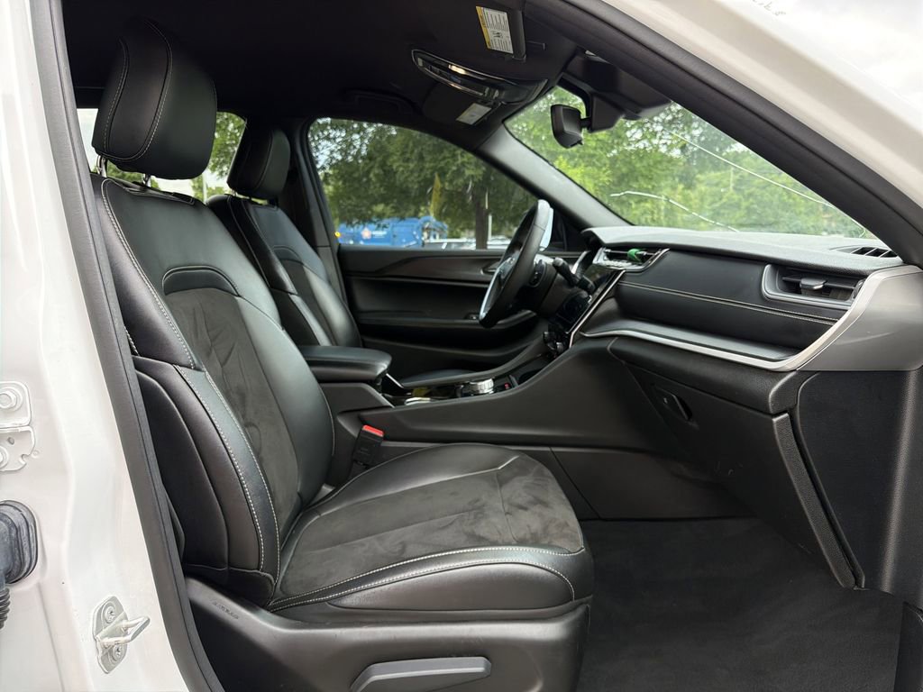 Used 2023 Jeep Grand Cherokee Altitude AWD/4WD image 18
