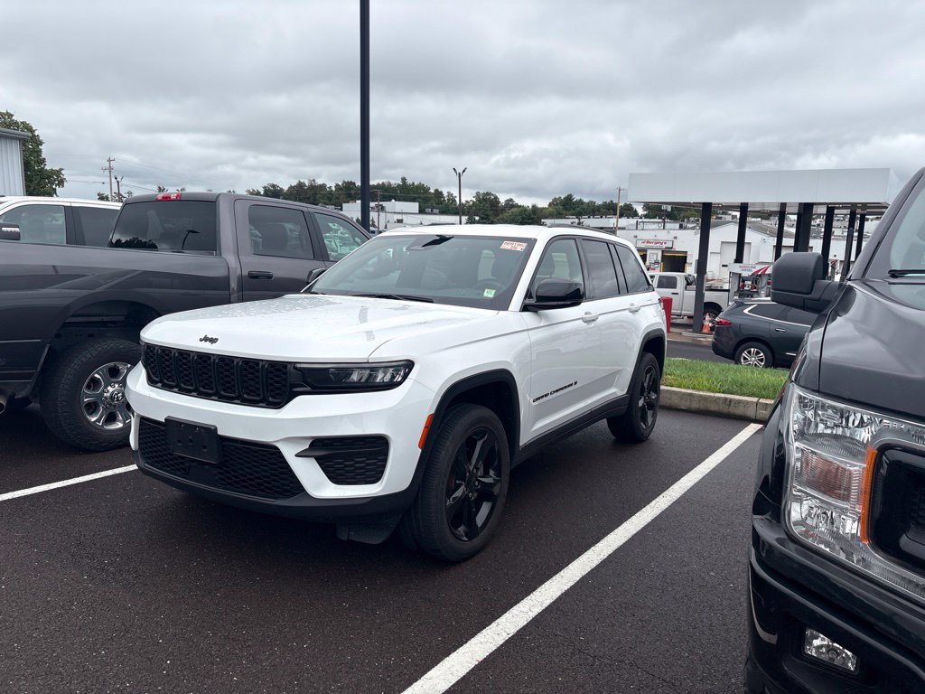 Used 2023 Jeep Grand Cherokee Altitude AWD/4WD image 4