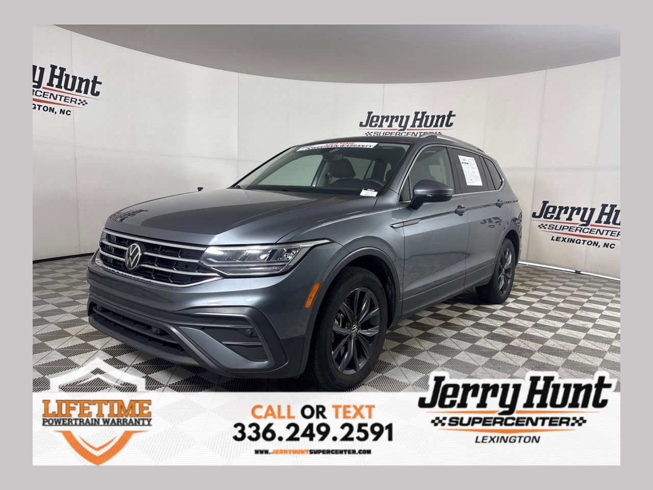 Used 2023 Volkswagen Tiguan SE w/ Panoramic Sunroof Package FWD image 1
