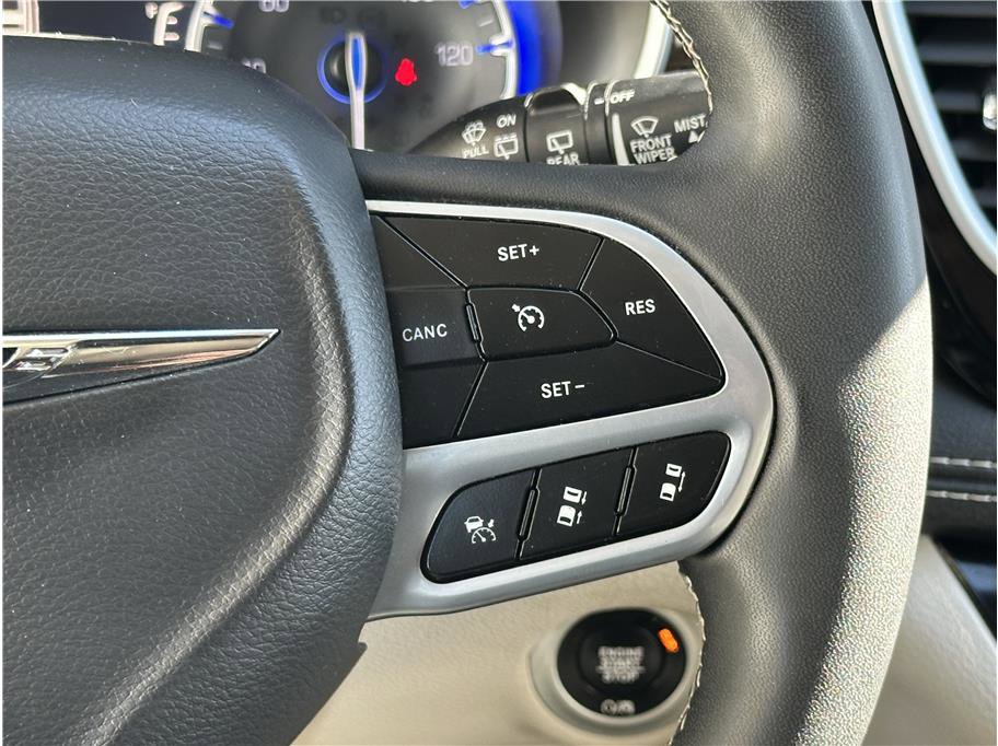 Used 2023 Chrysler Pacifica Limited image 21