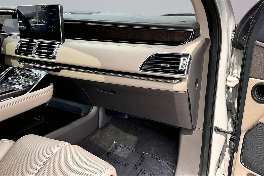 Used 2022 Lincoln Navigator Reserve AWD/4WD image 16