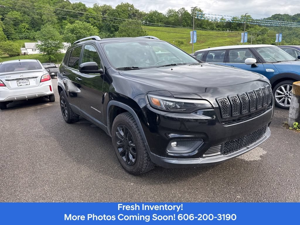 Used 2019 Jeep Cherokee Latitude Plus AWD/4WD image 3