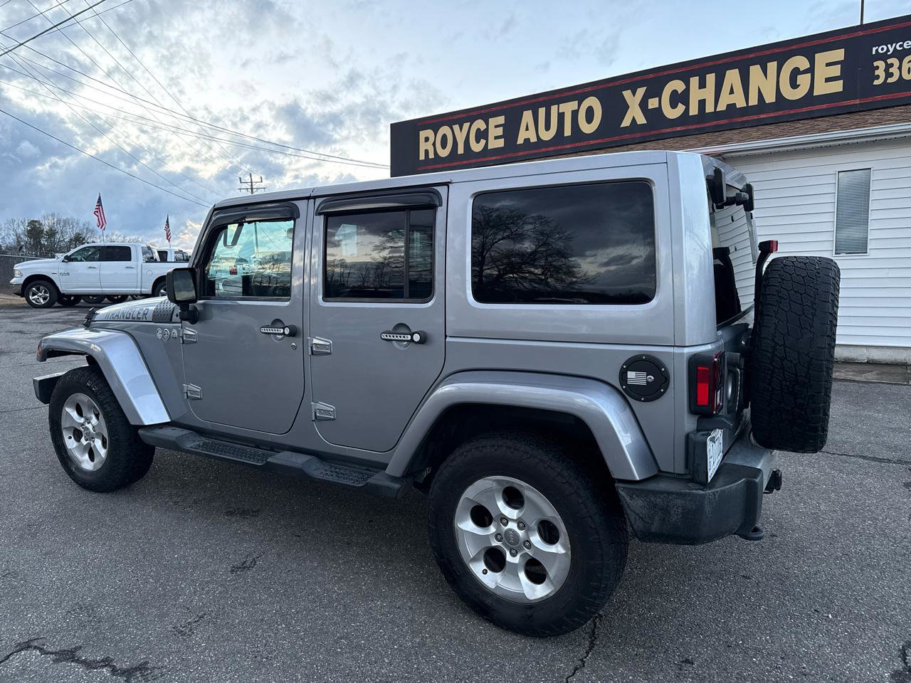 Used 2015 Jeep Wrangler Unlimited Sahara w/ Connectivity Group AWD/4WD image 5