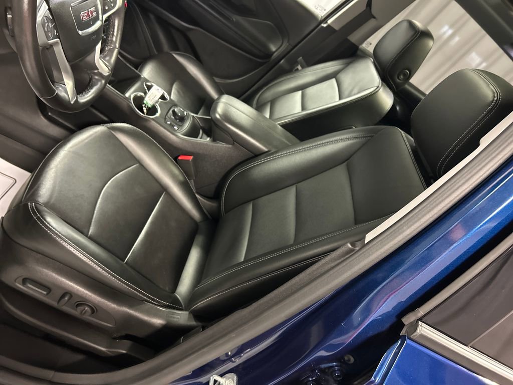 Used 2022 GMC Terrain SLT w/ Elevation Edition image 12