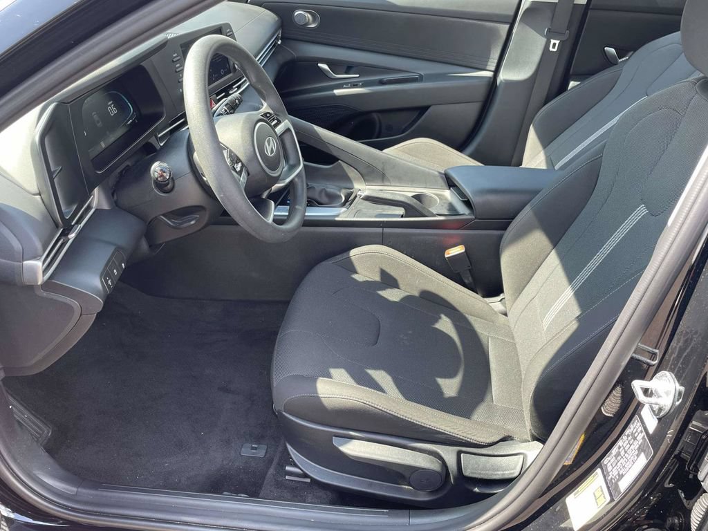 Certified 2025 Hyundai Elantra SE w/ Cargo Package FWD image 13