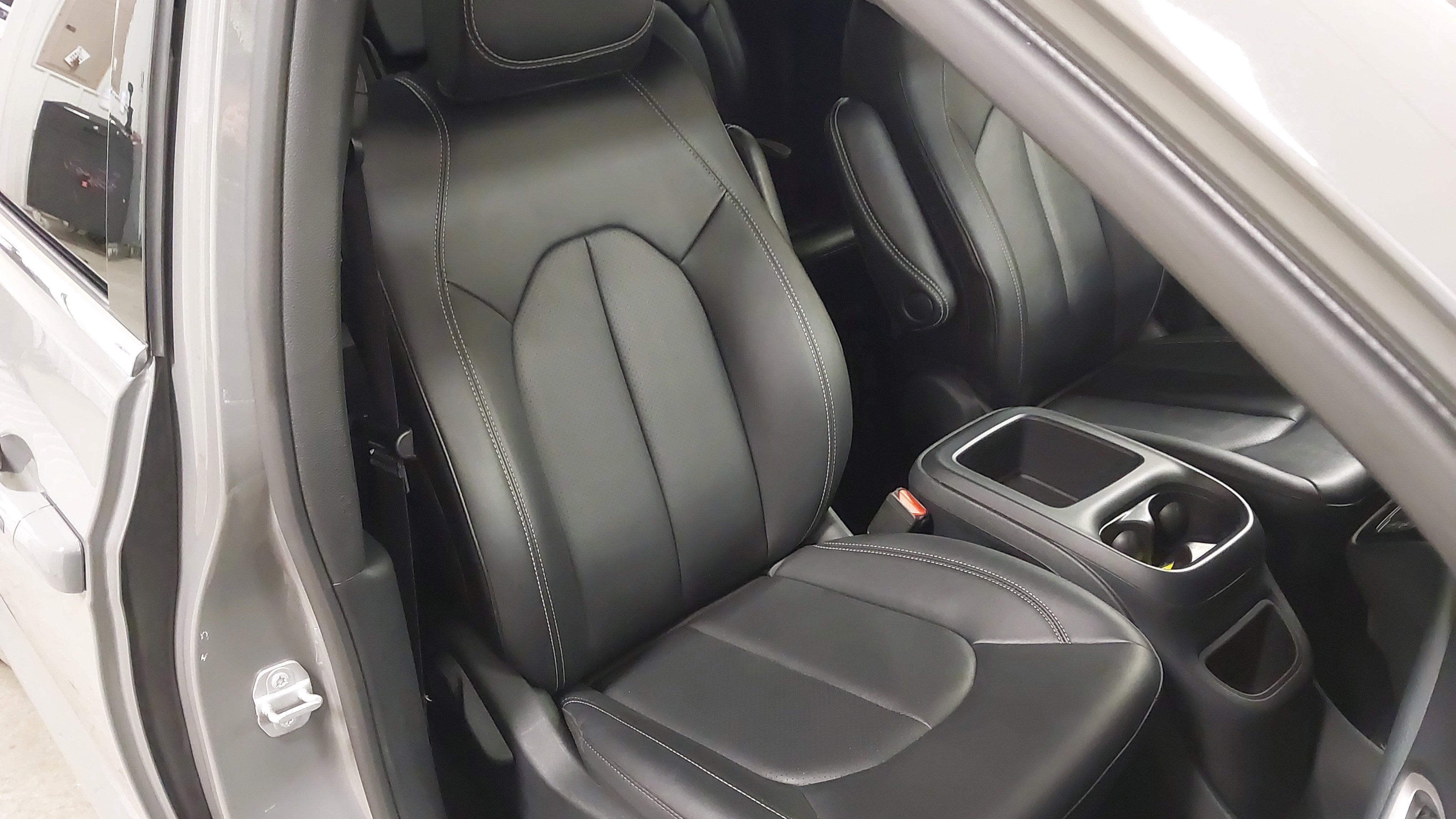 Used 2025 Chrysler Pacifica Select FWD image 28