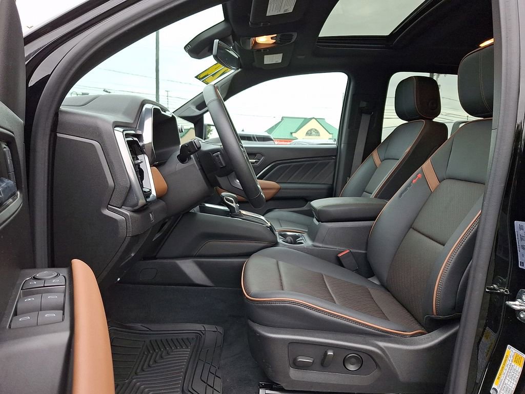 Certified 2024 GMC Canyon AT4 w/ AT4 Premium Package AWD/4WD image 13
