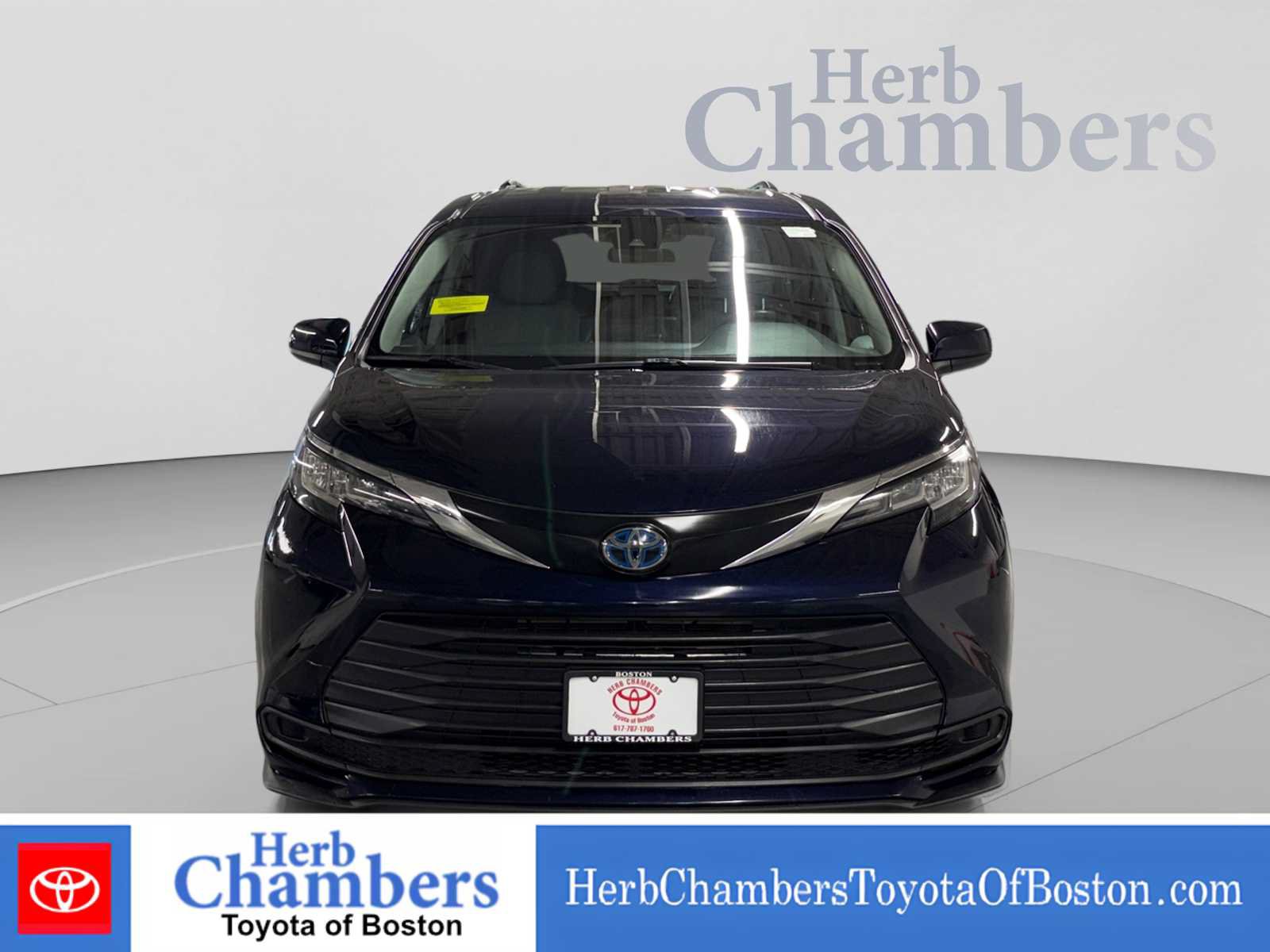 Used 2023 Toyota Sienna LE AWD/4WD image 2