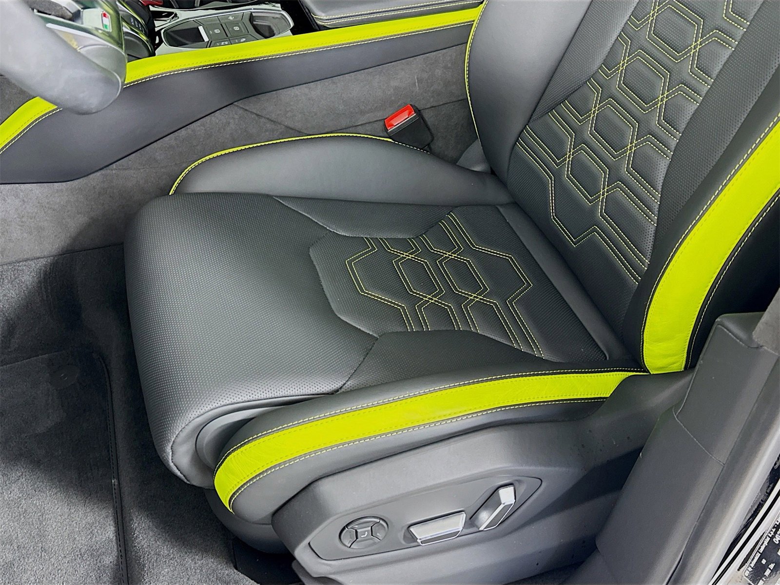 Used 2025 Lamborghini Urus SE image 18