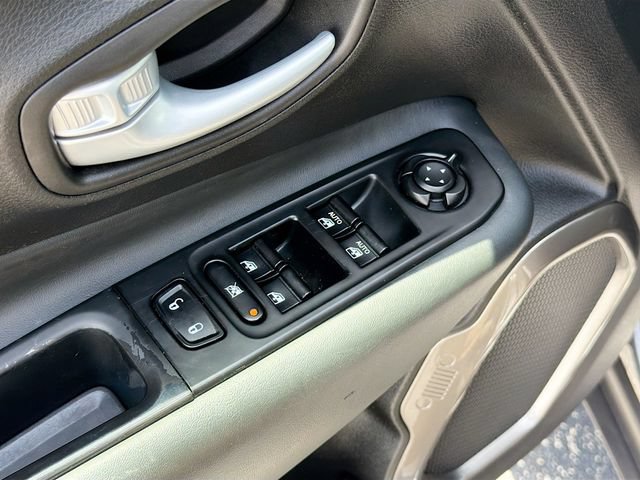 Used 2023 Jeep Renegade Latitude AWD/4WD image 19