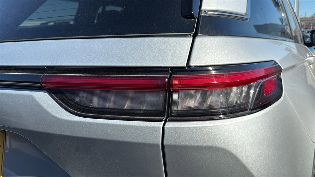 Used 2023 Jeep Grand Cherokee Limited w/ Luxury Tech Group II image 9