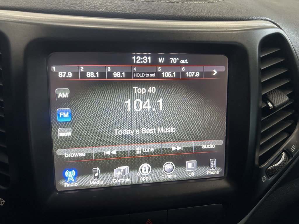 Used 2018 Jeep Cherokee Latitude Plus w/ Cold Weather Group image 23