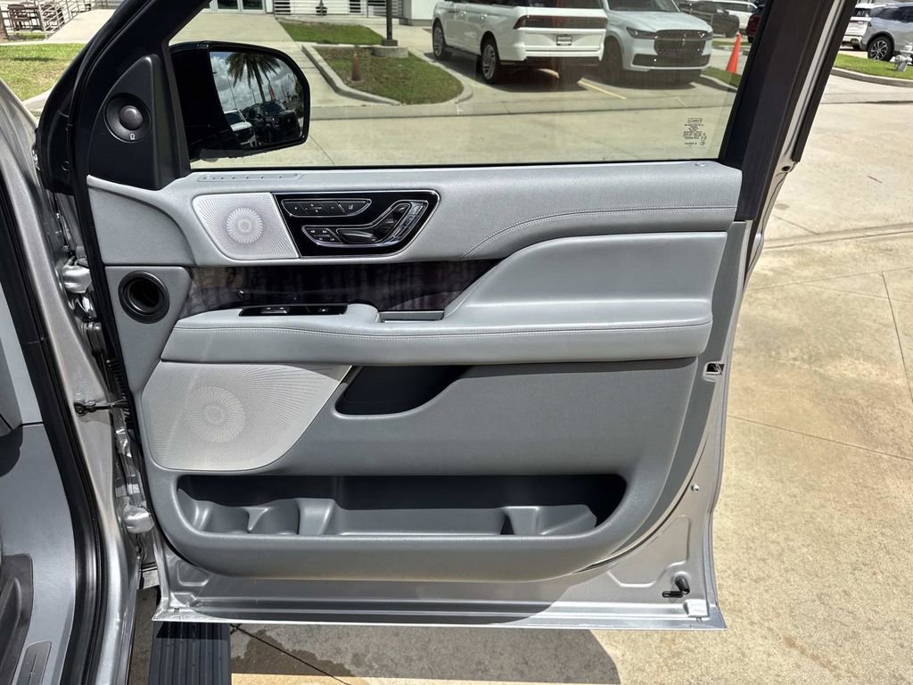 Used 2020 Lincoln Navigator Reserve w/ Luxury Package image 15