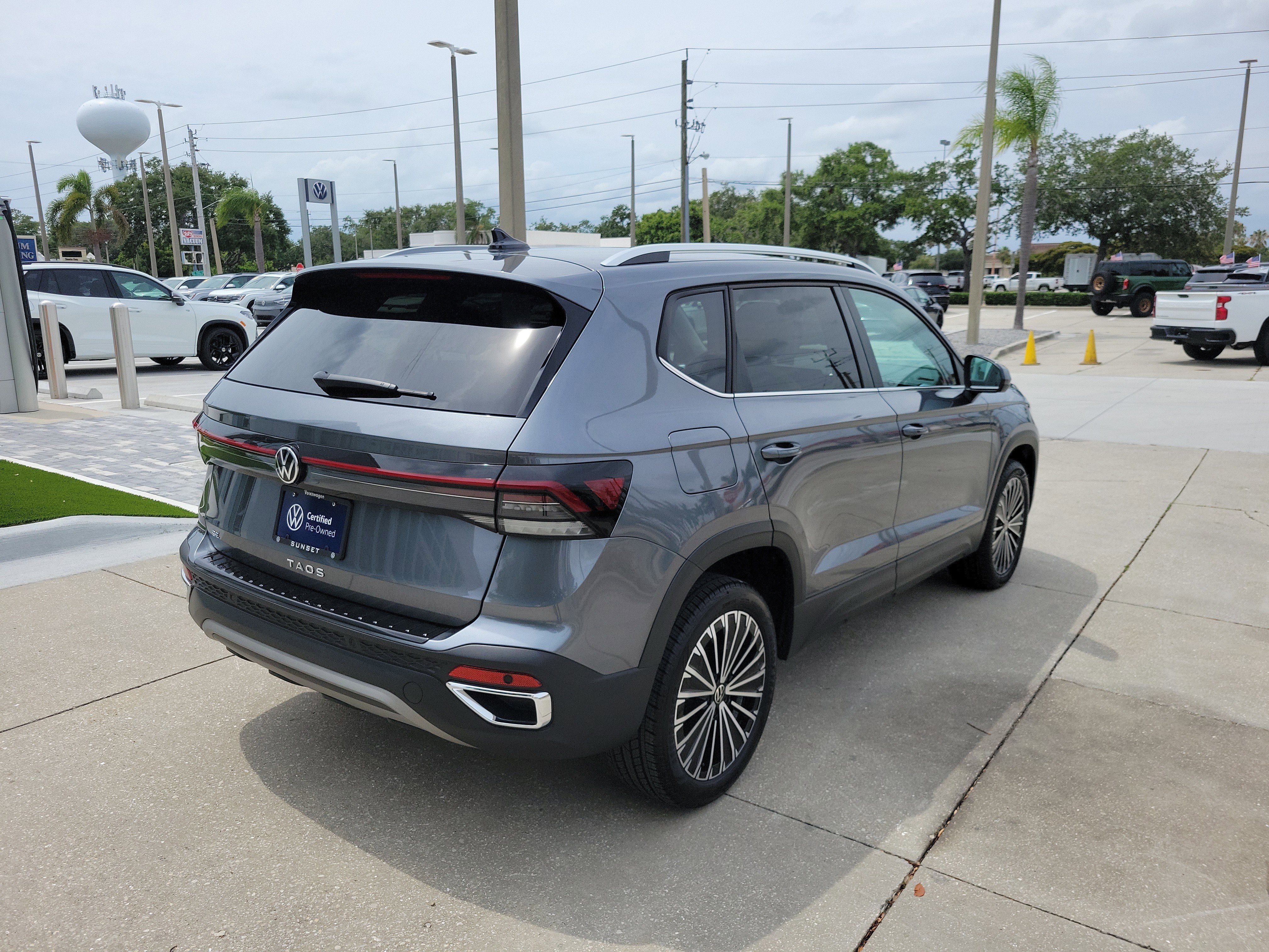 Used 2025 Volkswagen Taos SE FWD image 5