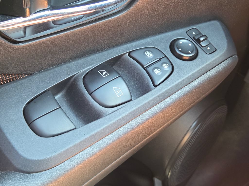 Used 2022 Nissan Kicks SR w/ Interior Electronics Package FWD image 21