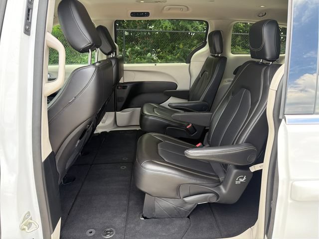 Used 2023 Chrysler Pacifica Touring-L FWD image 14