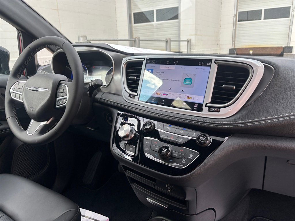 New 2026 Chrysler Pacifica Select image 17