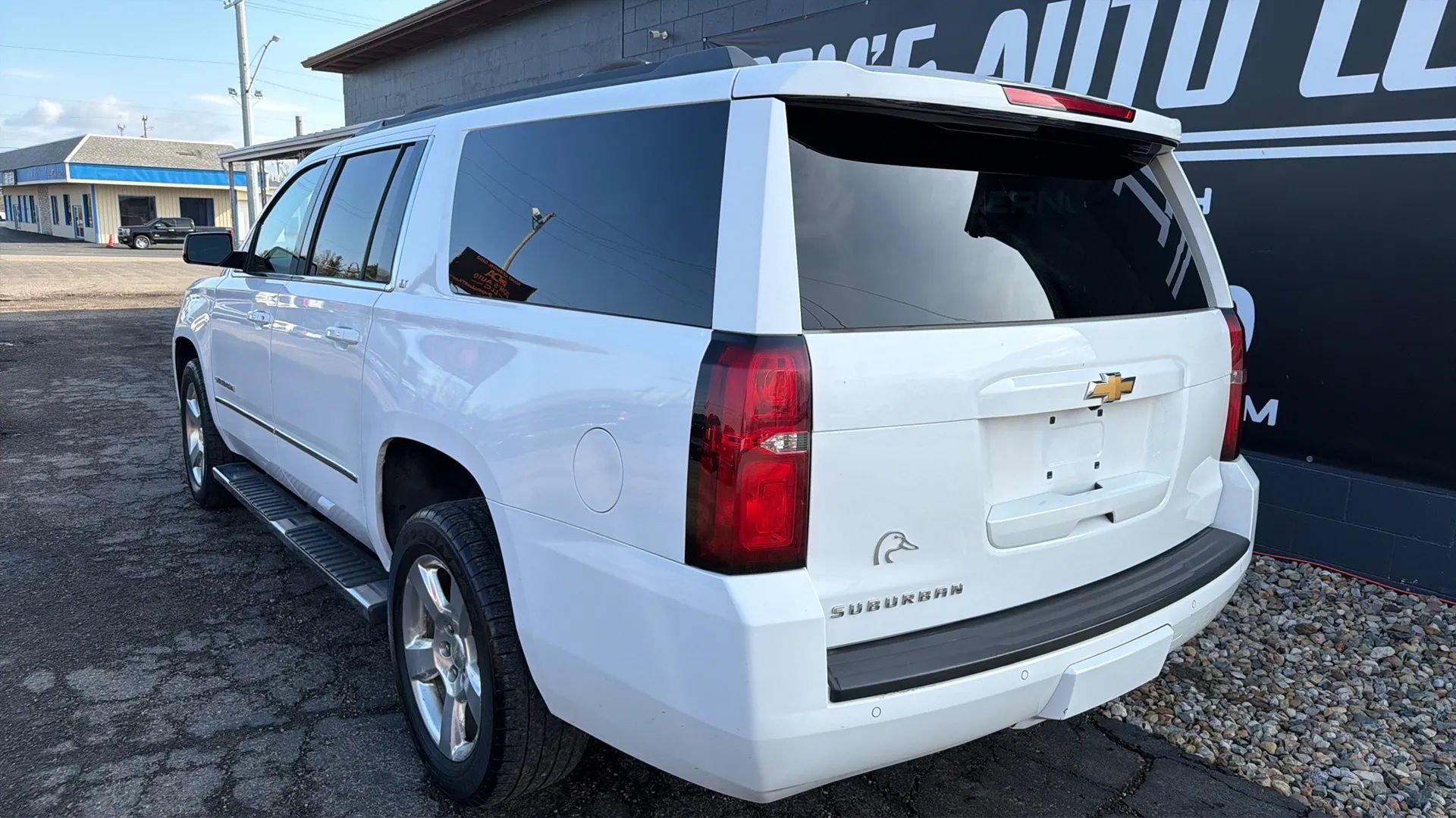 Used 2016 Chevrolet Suburban LT w/ Luxury Package image 3