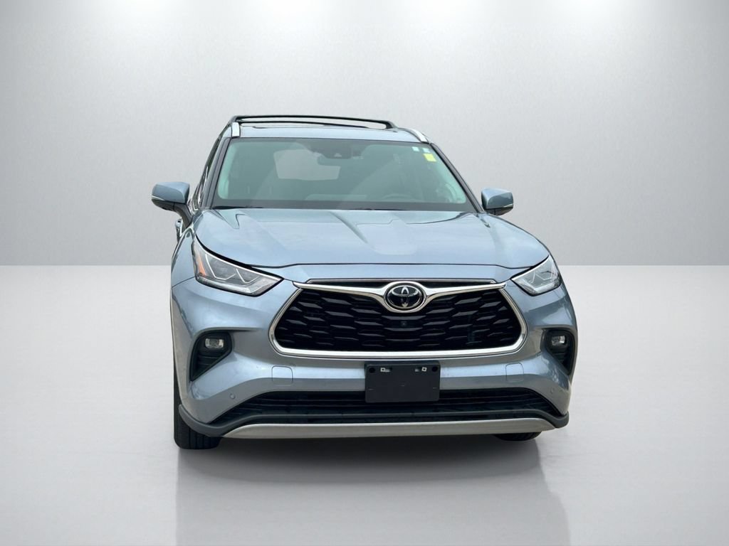 Used 2023 Toyota Highlander Platinum FWD image 2
