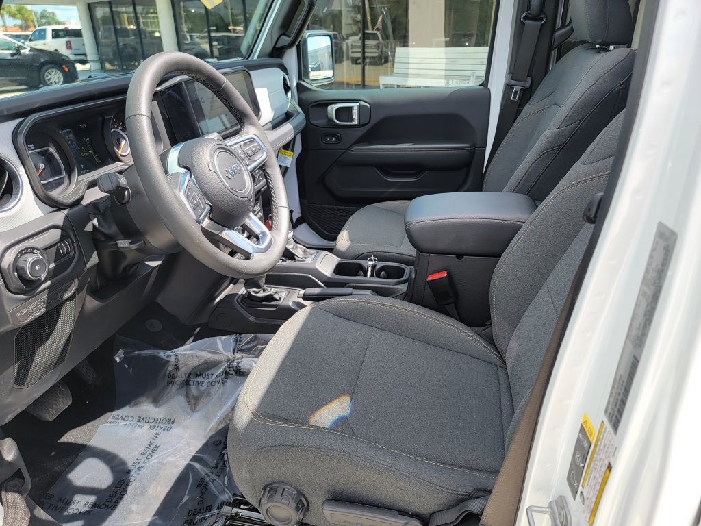 Used 2026 Jeep Wrangler Unlimited Sahara AWD/4WD image 11