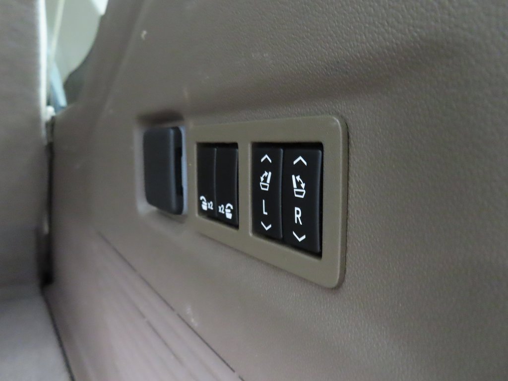 Used 2024 GMC Yukon XL Denali image 40